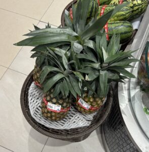 スーパーに並ぶパイナップル