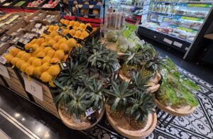 高級スーパーの果物コーナーに陳列されたパイナップル