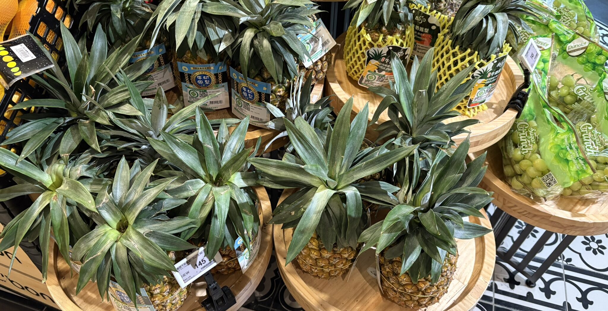 スーパーに陳列されているパイナップルの写真